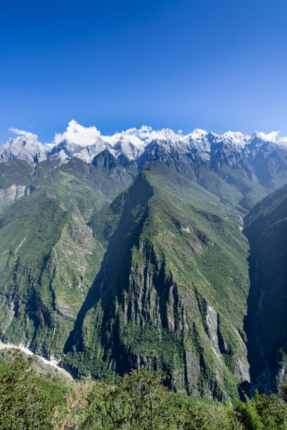 玉龙雪山的全景是在虎跳峡徒步旅行的步道，云南丽江，中国图片下载