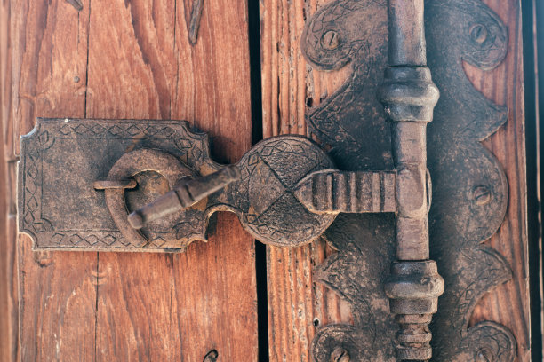 木门上的古老锁图片下载