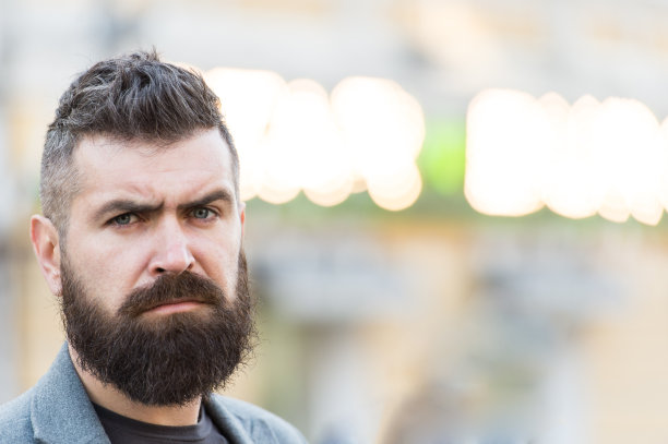 时尚络腮胡：理发师的胡须护理技巧图片下载