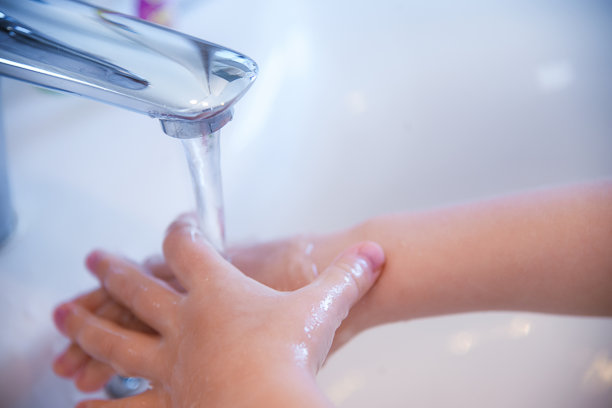 孩子洗手图片下载