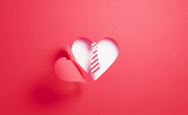 折叠裁剪心形显露条纹领带在红色的背景图片下载