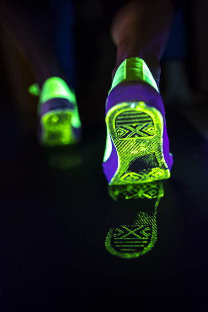 霓虹跑鞋图片下载