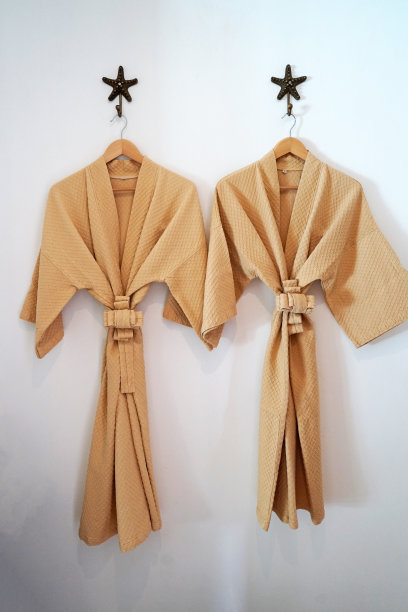 挂着他和她的浴袍图片下载