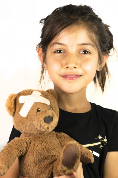 儿童疾病和生病的孩子概念与粘绷带在其头部，以覆盖与复制空间的伤害图片下载