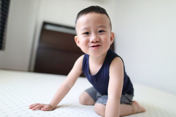 男孩在床上跳图片下载