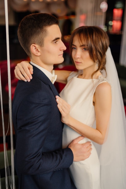 优雅的新婚夫妇在现代室内拍摄照片。婚礼、爱情、关系概念。图片下载