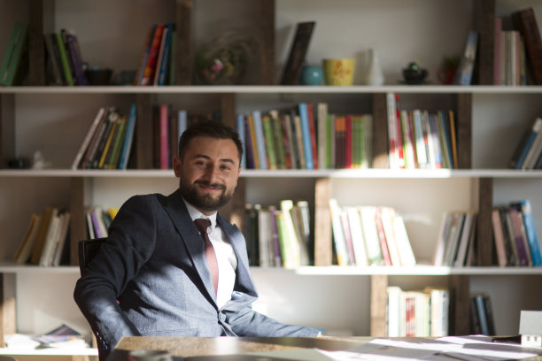 一个年轻人的肖像图片下载