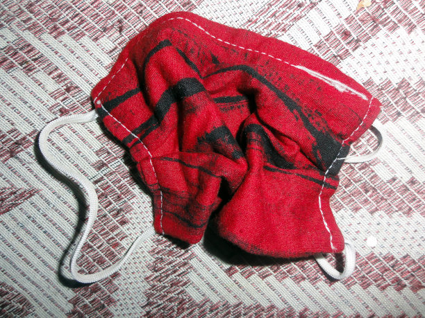 一个布面具扔在床上图片下载