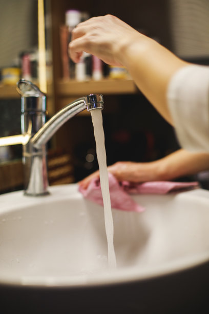 隔离期间清洁浴室水槽的妇女图片下载