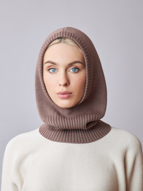 欧洲穆斯林妇女，金发，头戴无边软帽。穿着毛衣的漂亮女孩，柔软的皮肤，天然的化妆品图片下载
