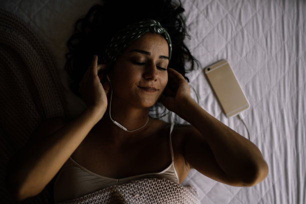 床上女人的俯视图图片下载