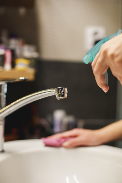 女人清洁浴室图片下载