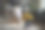 快乐的小婴儿艺术家在家里用彩色颜料画画图片下载