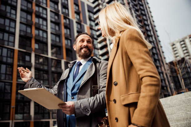 房地产经纪人看着一位满意的女客户图片下载