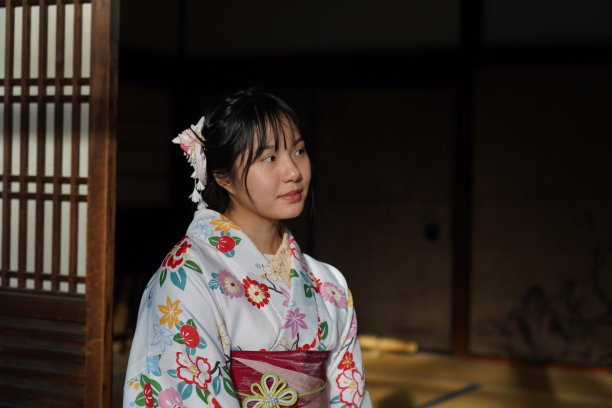 身穿白色和服的年轻女人图片下载