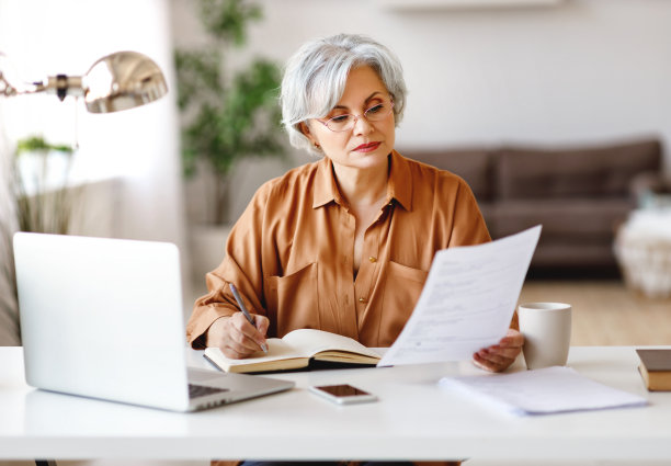 资深女性在家做文书工作图片下载