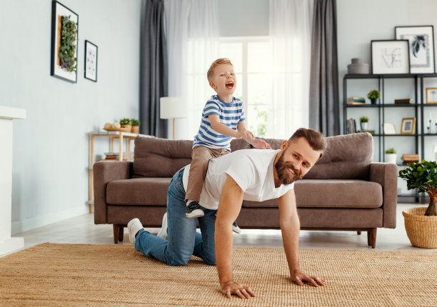 父子在家中玩耍图片下载