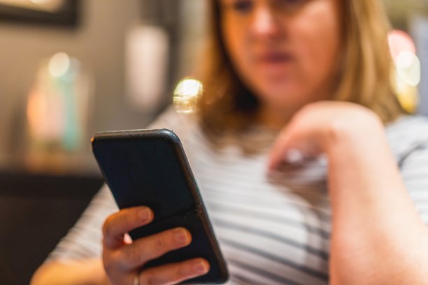 年轻女人正在使用手机图片下载