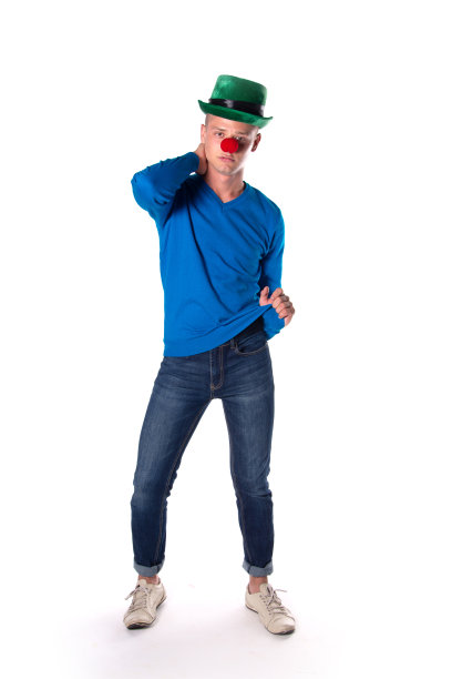 有趣的年轻的小丑。图片下载