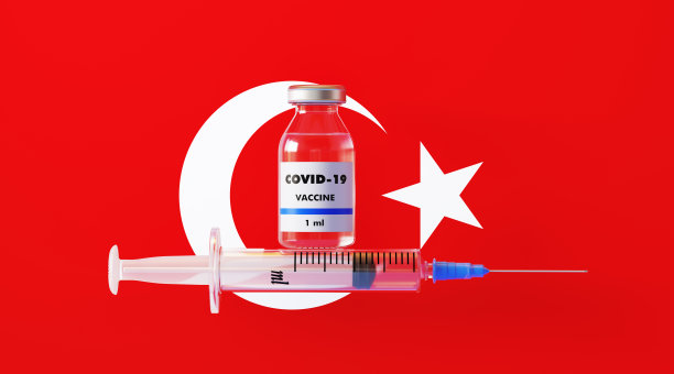COVID-19疫苗和土耳其国旗上的注射器图片下载