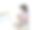 亚洲女性戴着虚拟现实眼镜，坐在卧室的床上。手持操纵杆，使用VR眼镜玩游戏图片下载