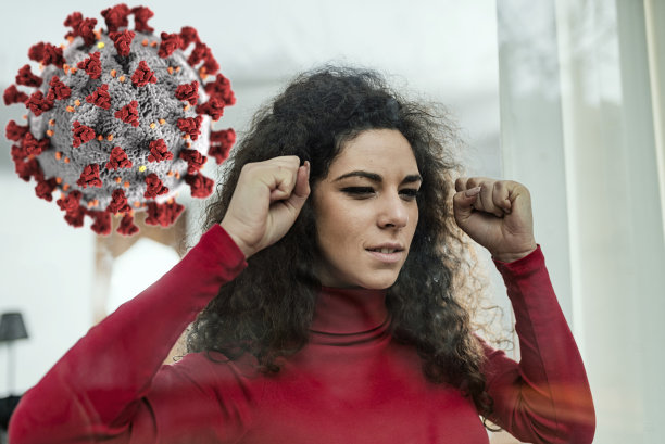 新冠肺炎大流行冠状病毒妇女家庭隔离。忧郁忧伤的年轻女子在一个下雨天望着家里的窗户，专注于模特的眼睛，室内照片图片下载