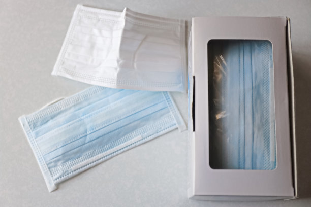 手术防护面具。医用呼吸绷带的盒子，白色背景上缺少口罩。预防病毒传播和新冠肺炎大流行。图片下载