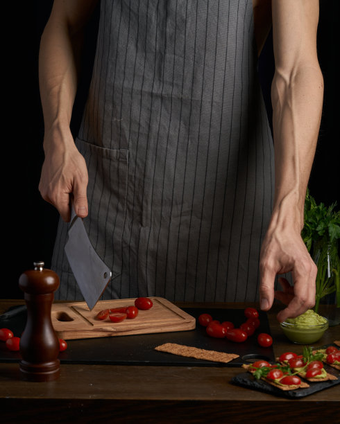 厨师亲手制作鳄梨酱和番茄开胃三明治。健康的早餐，素食，饮食。Gark风格的照片。图片下载