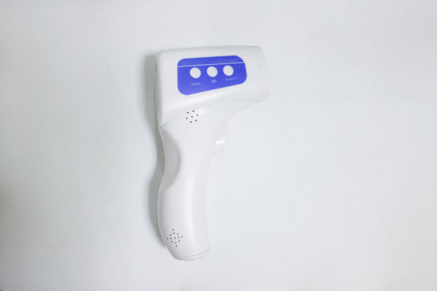 白色背景中有红外测温枪图片下载