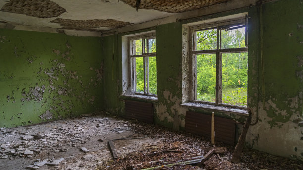 切尔诺贝利排除和放射性区域。被遗弃的鬼楼。破碎的窗户。切尔诺贝利悲剧的历史。工业灾难的概念。图片下载