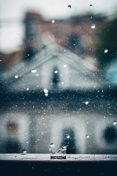 雨滴落下的特写镜头图片下载