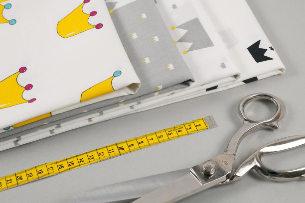 棉织品上的裁缝或裁缝剪刀图片下载