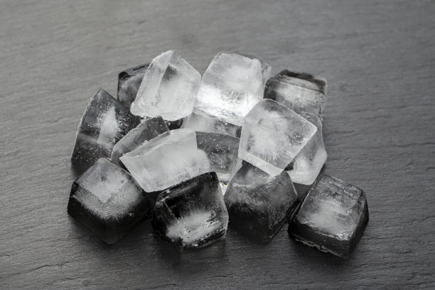 黑色背景上有很多冰块。图片下载