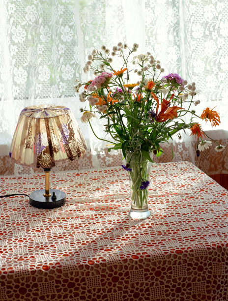 质朴的静物画，盛夏的鲜花和古董台灯。国家的明信片。贺卡。垂直图片下载