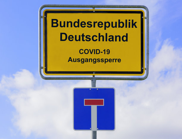由于covid-19病毒，德国联邦共和国的德国路标显示宵禁(德语:Ausgangssperre)图片下载
