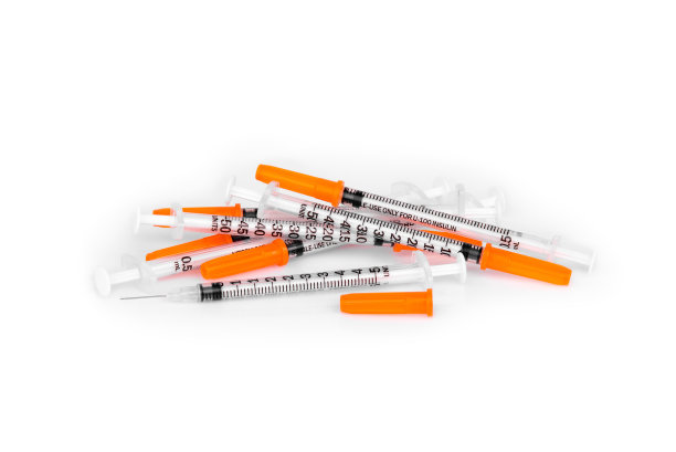 白色背景上隔离胰岛素注射器堆图片下载