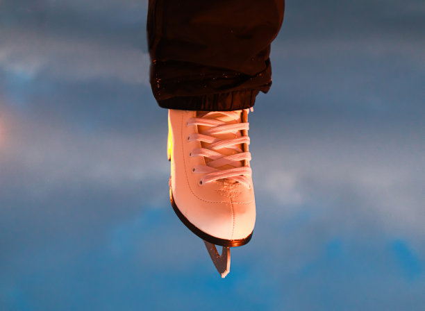 穿上白色花样冰鞋的腿素材图片