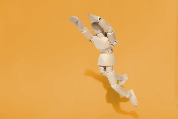 漂浮在橙色空间的人体模型图片下载