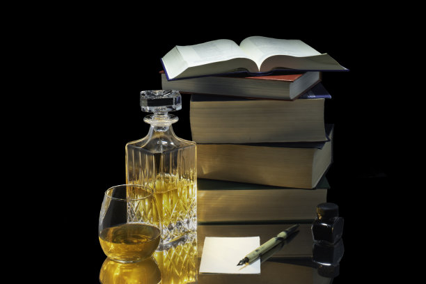 带有水晶盖的威士忌酒瓶图片下载