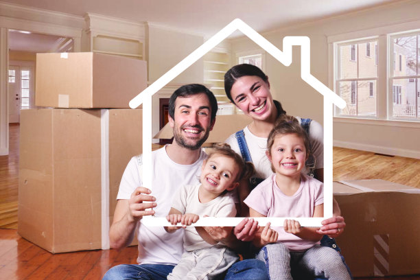 刚到新家，准备开始新旅程的幸福微笑家庭肖像图片下载