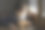 冠状病毒隔离期间，悲伤的小男孩透过窗户看外面。图片下载
