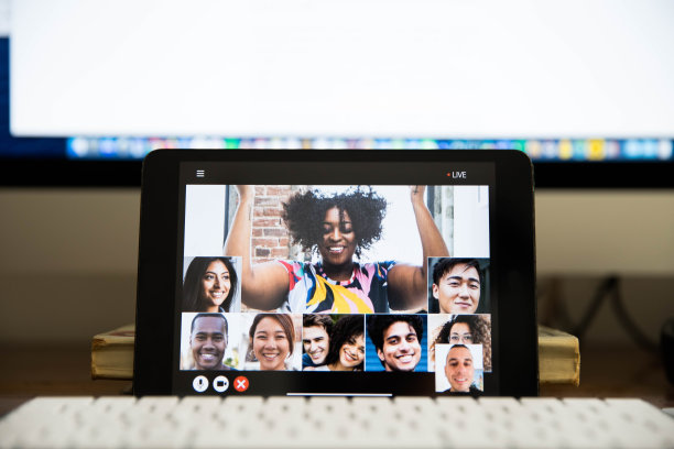 视频会议中家庭和朋友的欢乐时光图片下载