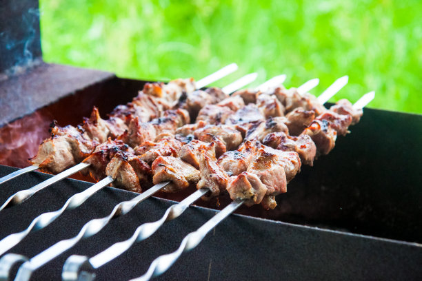 烤架上的烤肉和洋葱。外面的位置图片下载