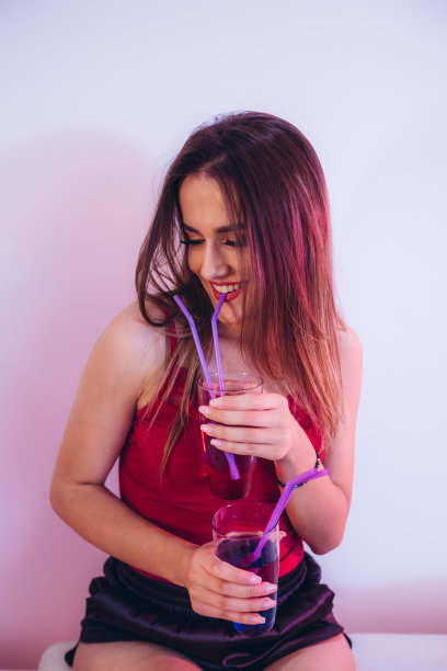 性感女人喝鸡尾酒图片下载