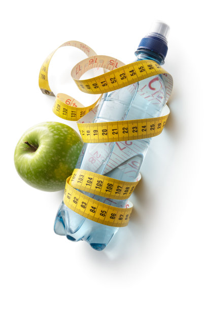 健康:水瓶，卷尺和苹果在白色背景上隔离图片下载