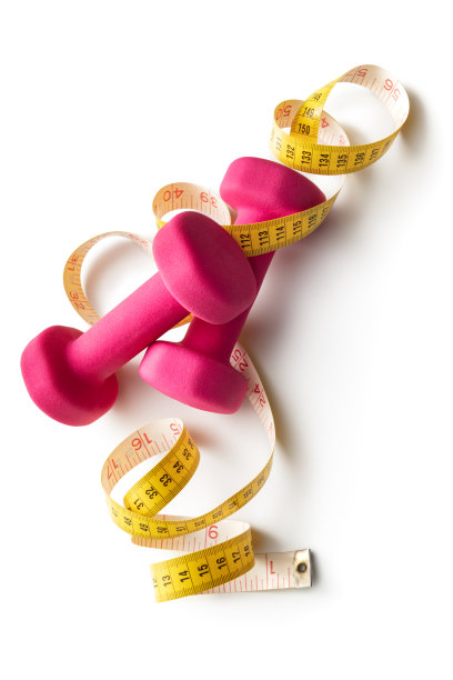 运动:哑铃和卷尺孤立的白色背景图片下载