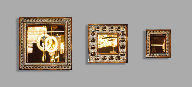 三面镜子孤立在灰色的墙上老式的。图片下载