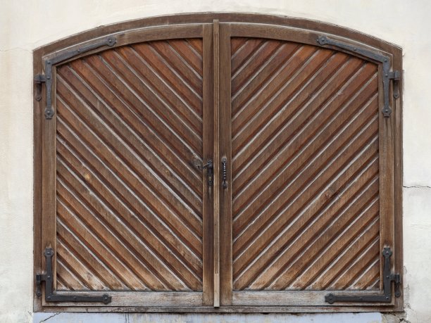 涂了灰泥的大硬木板条门图片下载