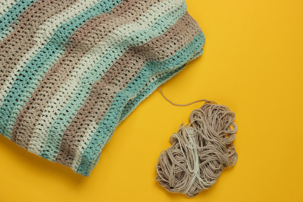 黄色背景上的手工编织和线束。前视图。家的爱好图片下载