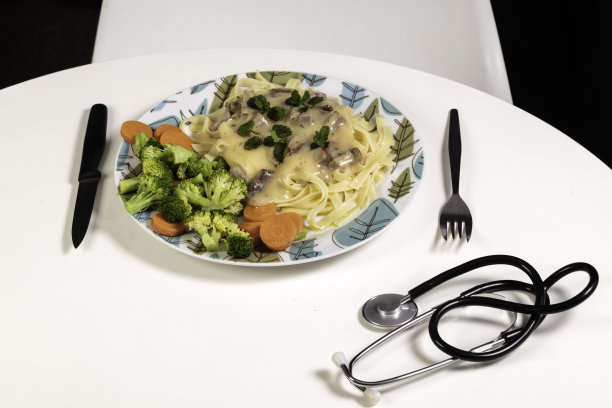 健康的意大利面配西兰花和胡萝卜蔬菜图片下载